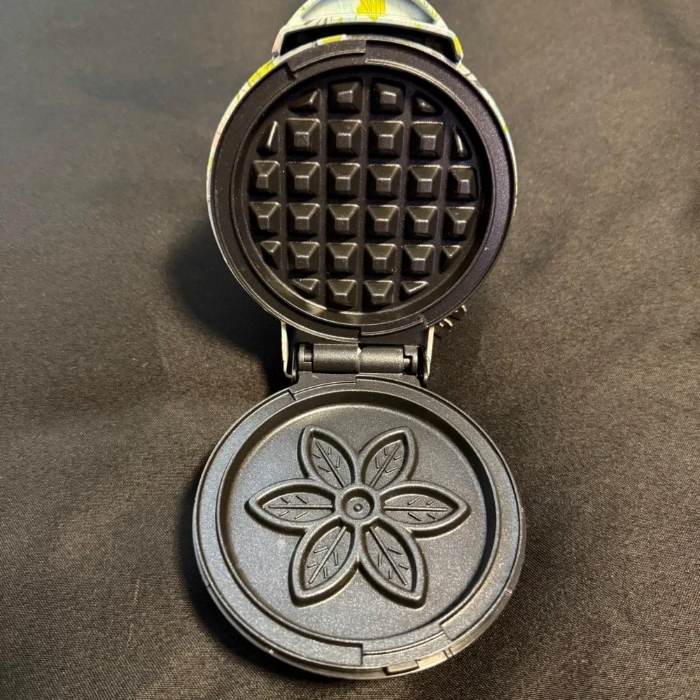 Dash Mini Waffle Maker Floral Compact 4